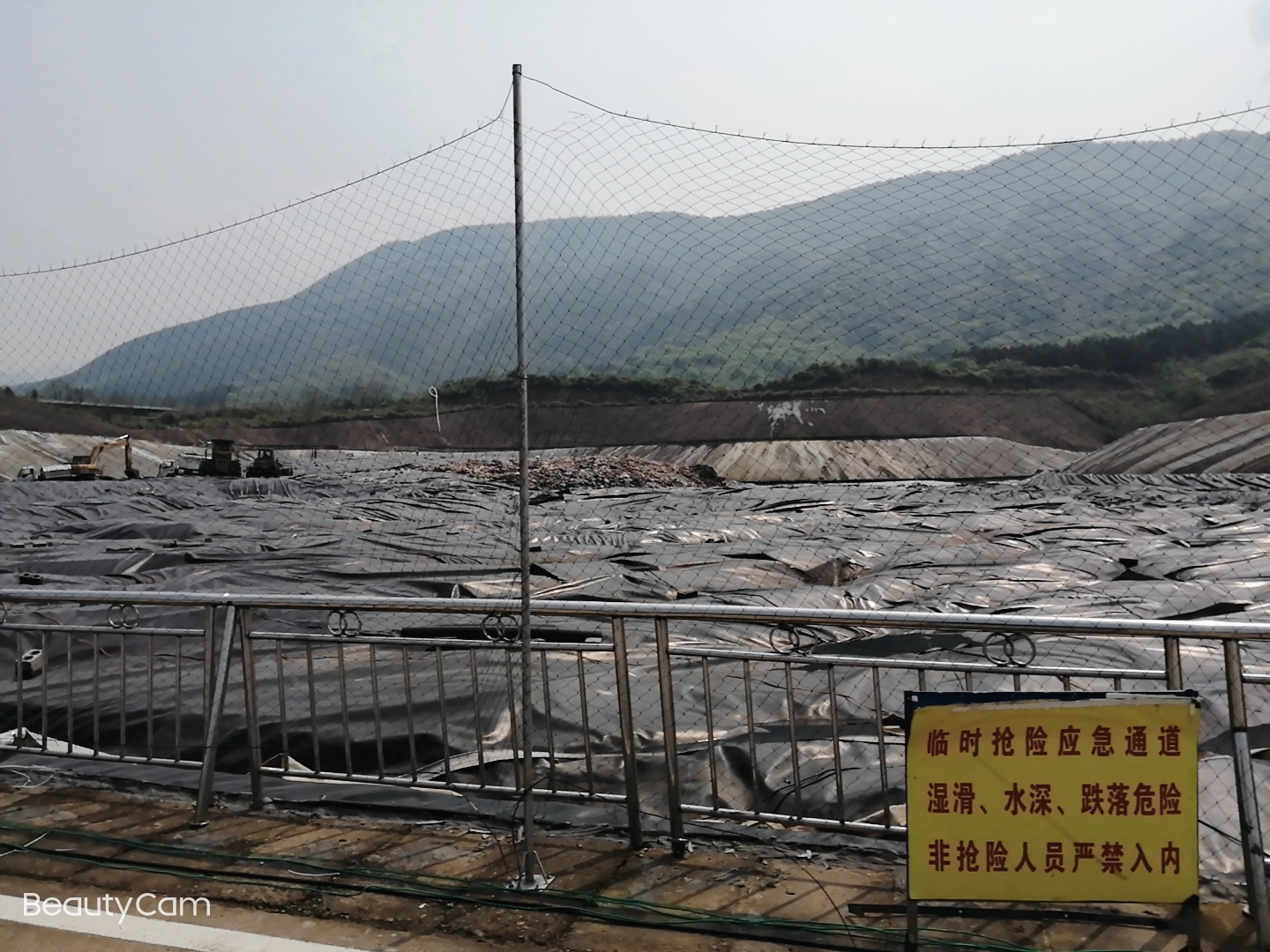 城市垃圾渗滤液的传统处理方法包括生化法和物理化学法，物理化学法由于处理效果不是很理想而很难得到实际应用，生化法更因为垃圾渗滤液的可生化性低而没有很好的处理效果。 